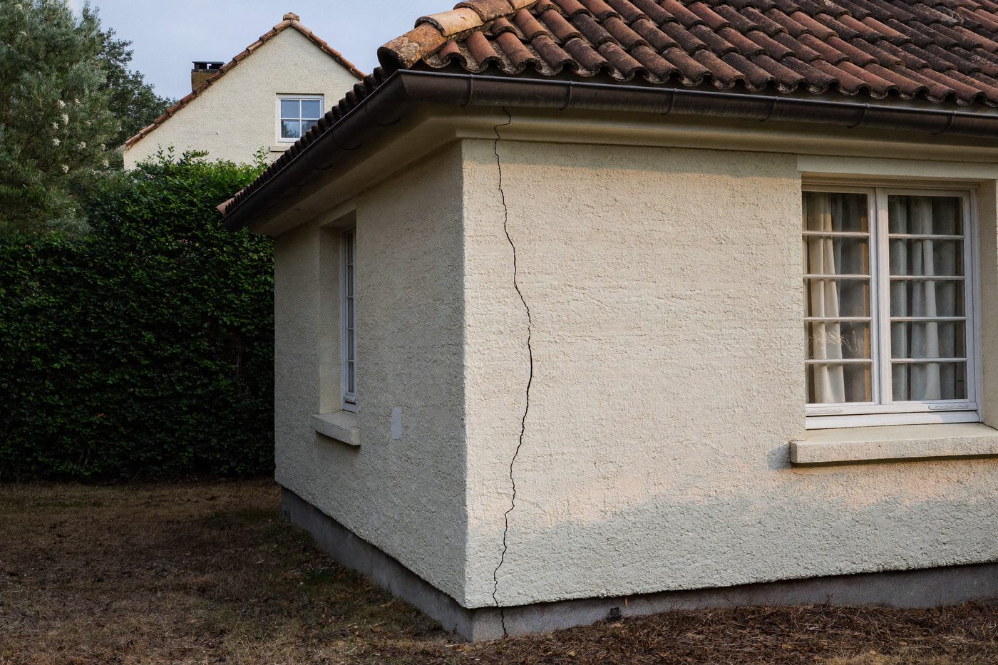 Pavillon français avec une fissure fine le long d'un angle de mur — illustration